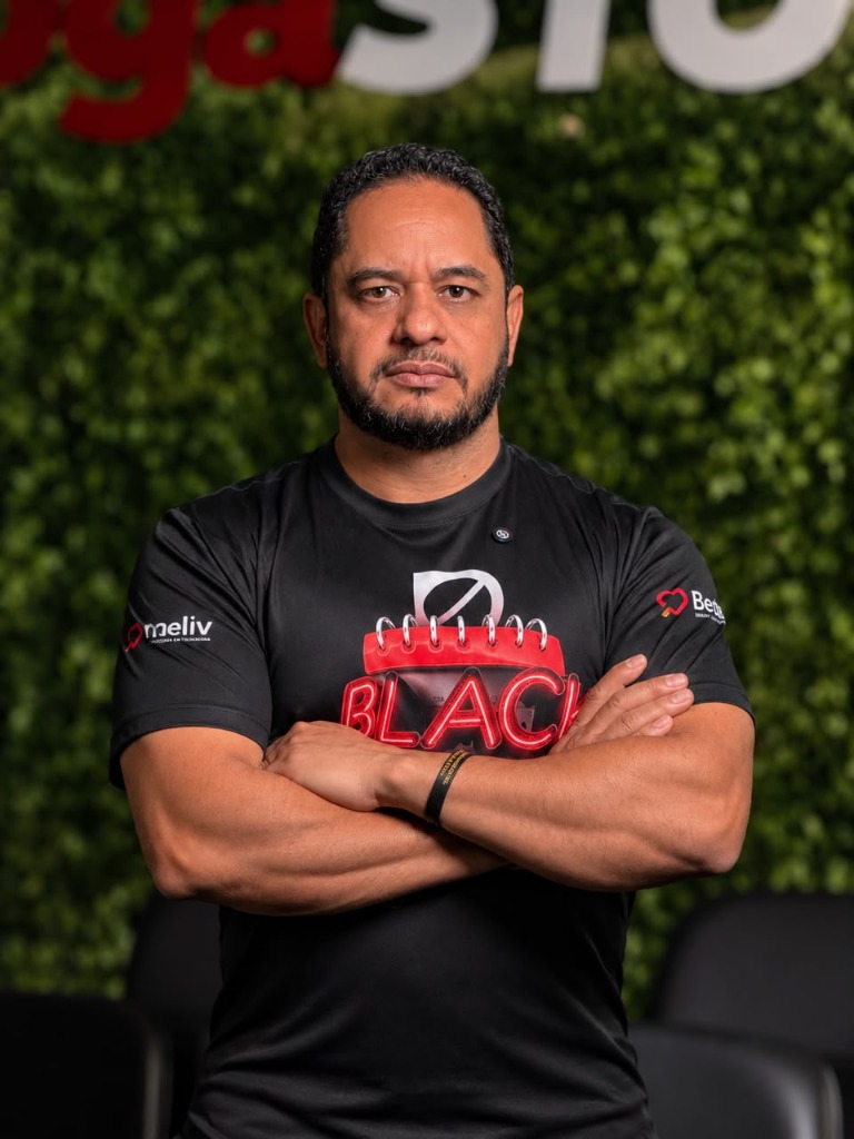 Roosevelt Rodrigues de Oliveira, dono da Rede DrogaSTORE, de braços cruzados
